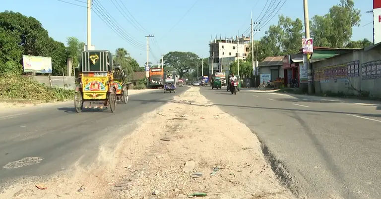 সড়ক দিয়ে যান চলাচল করছে